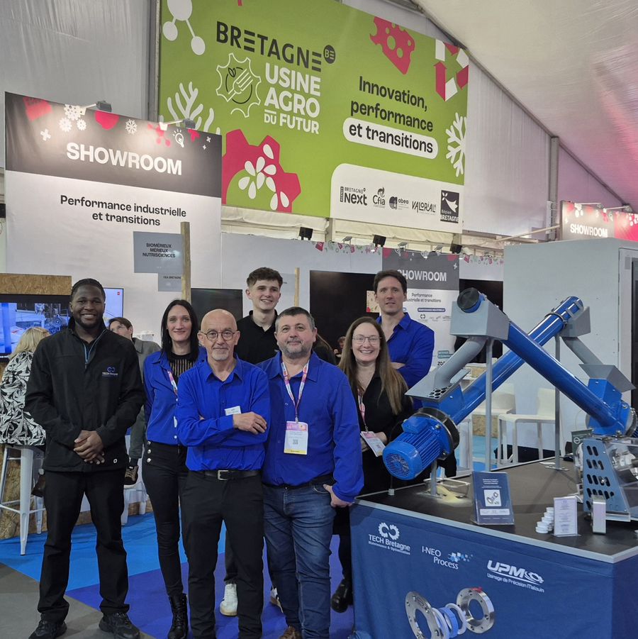 Photo de l’équipe sur le stand CFIA Rennes 2026 avec le démonstrateur de l’étanchéité des machines tournantes en agroalimentaire Photo de l’équipe sur le stand CFIA Rennes 2026 avec le démonstrateur de l’étanchéité des machines tournantes en agroalimentaire