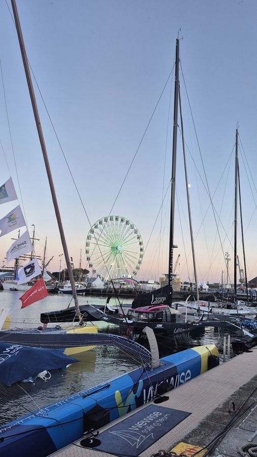 Bateau aux couleurs de l’association Lazare amarré au ponton du village de la Route du Rhum 2026 à Saint-Malo Bateau aux couleurs de l’association Lazare amarré au ponton du village de la Route du Rhum 2026 à Saint-Malo