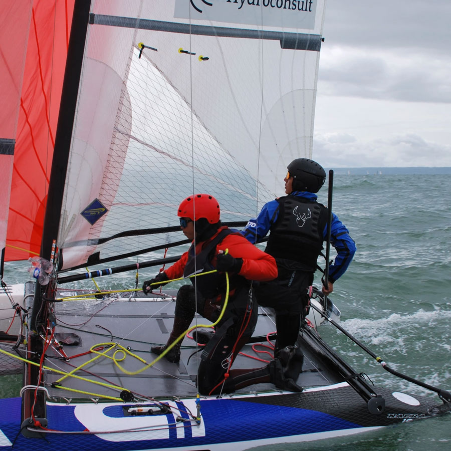 Léo Jolivet borde une écoute à bord du Nacra 15 FRA008 en pleine navigation avec son équipier Léo Jolivet borde une écoute à bord du Nacra 15 FRA008 en pleine navigation avec son équipier