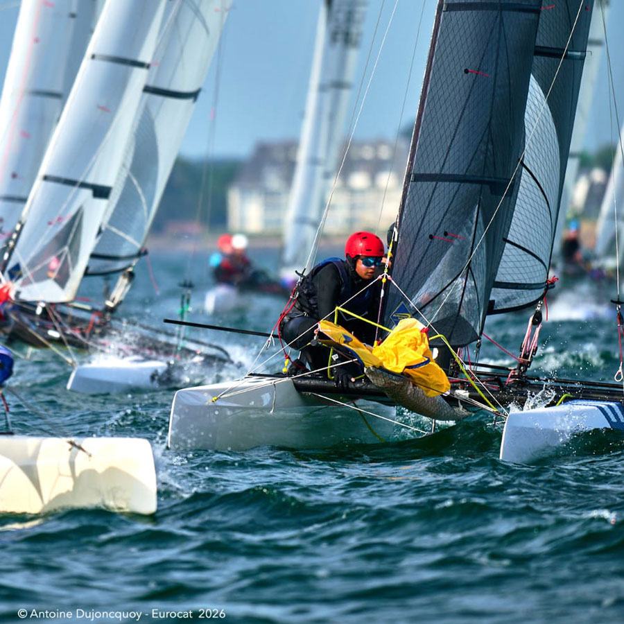 Léo Jolivet en régate sur le Nacra 15 FRA008 au milieu de la flotte de l’Eurocat 2026 à Carnac © Antoine Dujoncquoy Léo Jolivet en régate sur le Nacra 15 FRA008 au milieu de la flotte de l’Eurocat 2026 à Carnac © Antoine Dujoncquoy