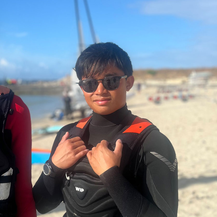 Léo Jolivet, équipier en Nacra 15 à la SNBSM, en tenue de navigation sur une plage de Saint-Malo Léo Jolivet, équipier en Nacra 15 à la SNBSM, en tenue de navigation sur une plage de Saint-Malo