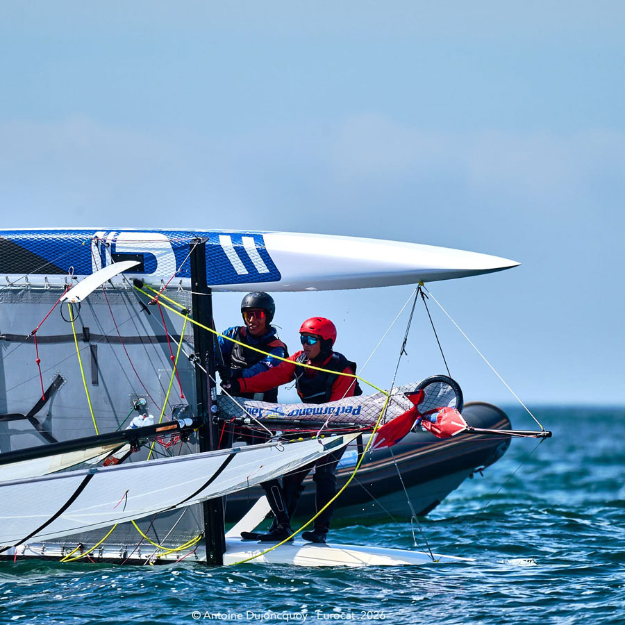 Léo Jolivet et son équipier debout sur la coque du Nacra 15 chaviré, prêts à redresser le catamaran © Antoine Dujoncquoy Léo Jolivet et son équipier debout sur la coque du Nacra 15 chaviré, prêts à redresser le catamaran © Antoine Dujoncquoy